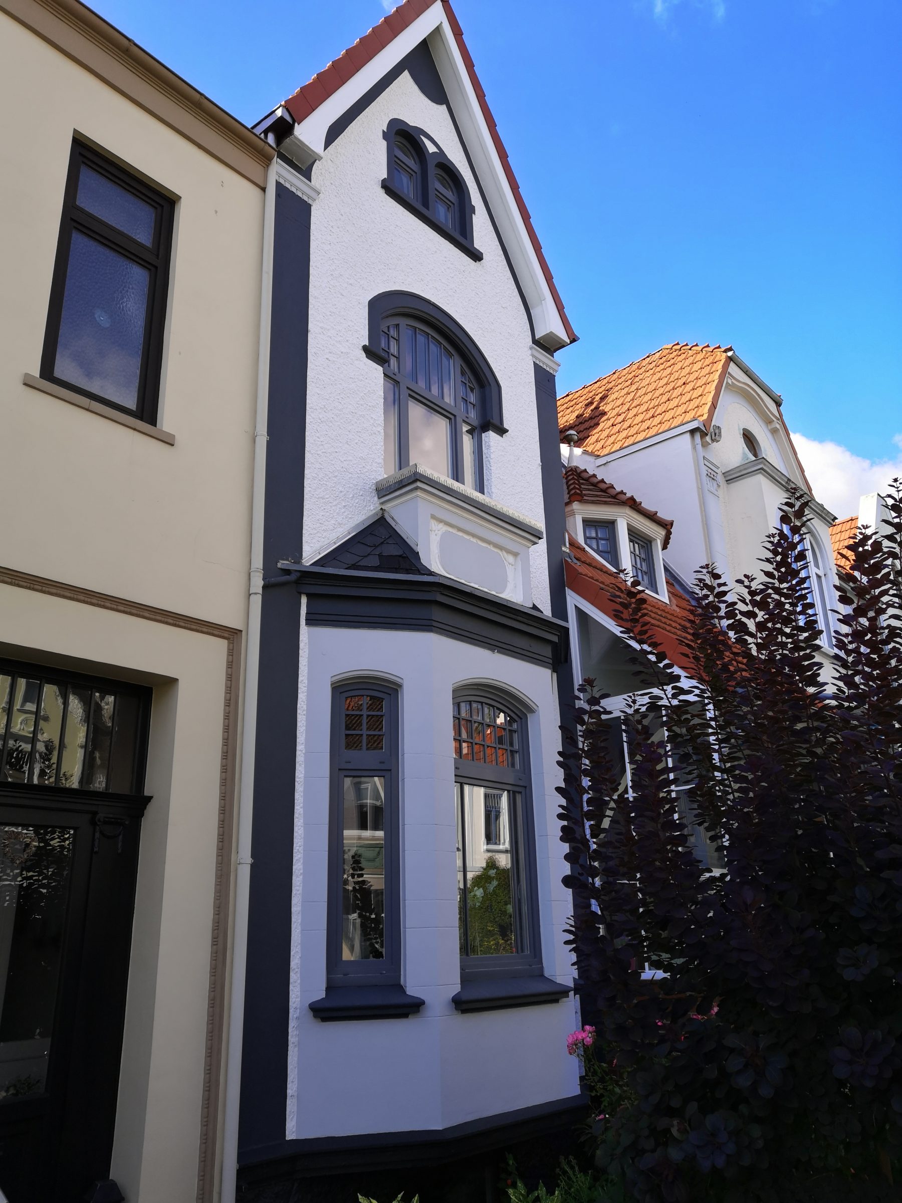 Frontansicht eines detailreichen Bremer Hauses in der Neustadt