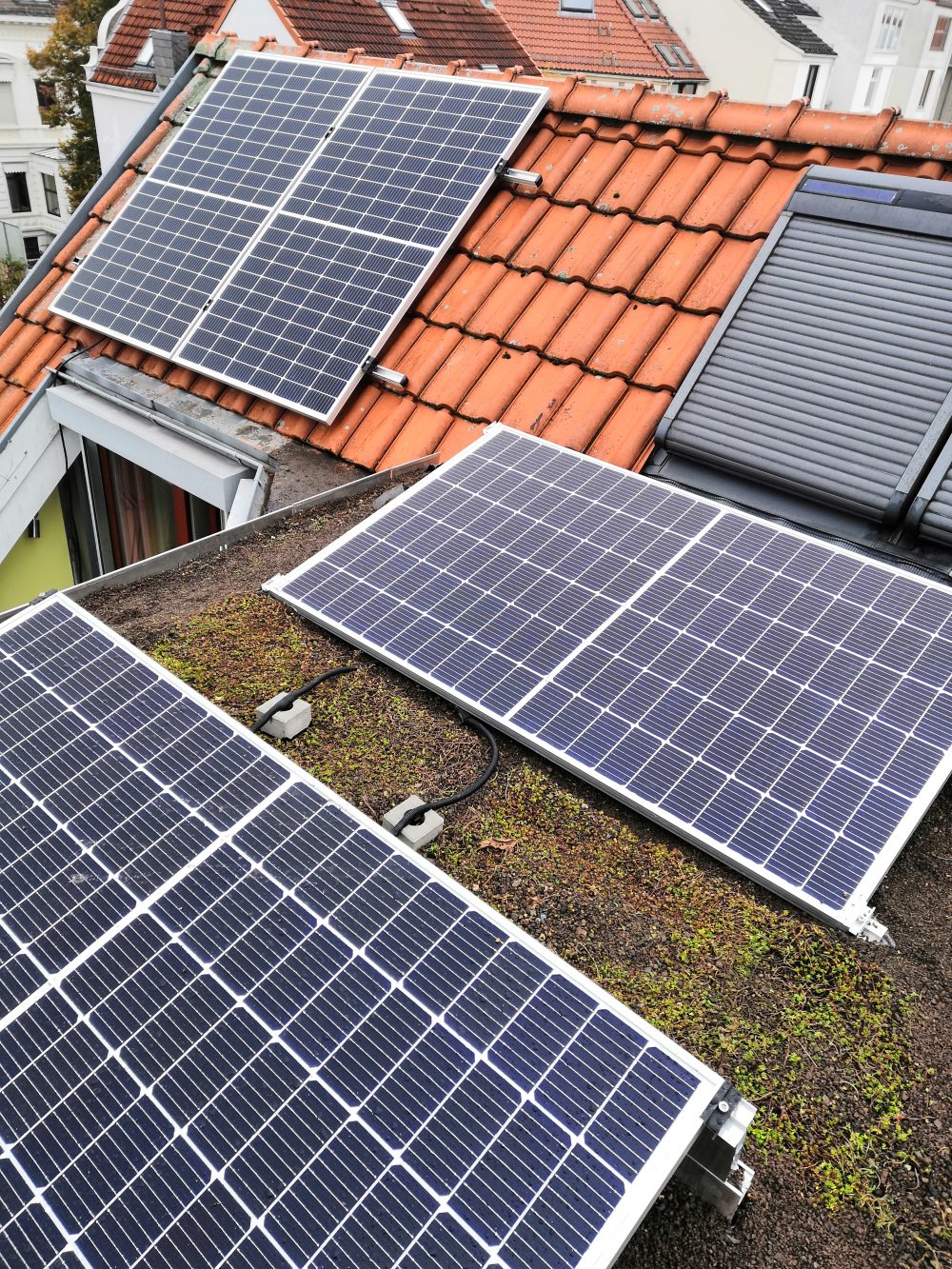 Solarpanels auf einem Gründach und auf einem Steildach